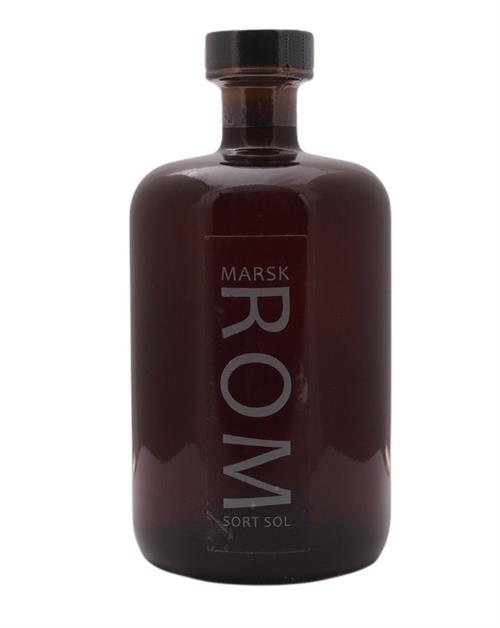 Marsk Destilleriet Black Sun Rum contains 70 centiliters of rum with 40 percent alcohol
