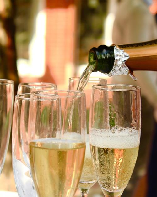 New Year\'s Champagne 2022 - Which champagne goes best with wreath cake?